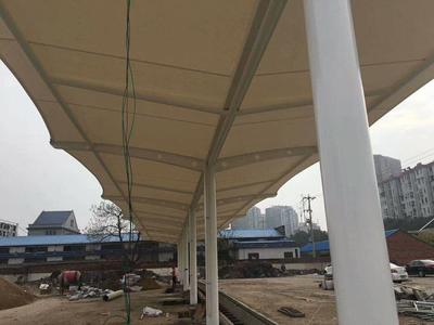 一站式解析 定制充電樁車(chē)棚、專(zhuān)業(yè)雨篷廠家、價(jià)格因素與膜結(jié)構(gòu)工程全流程